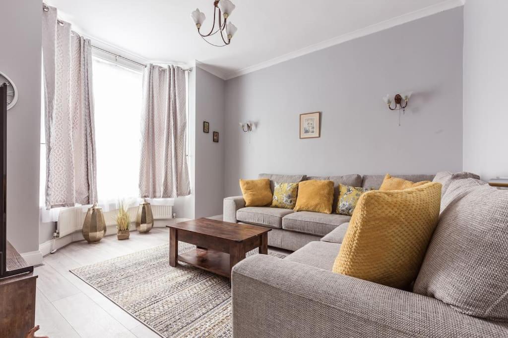 4 Bedroom House, 2 Min Walk From Station Лондон Екстер'єр фото