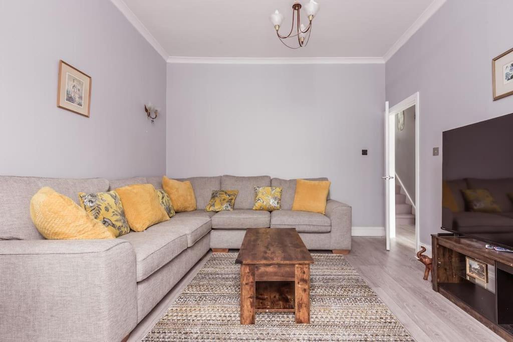 4 Bedroom House, 2 Min Walk From Station Лондон Екстер'єр фото