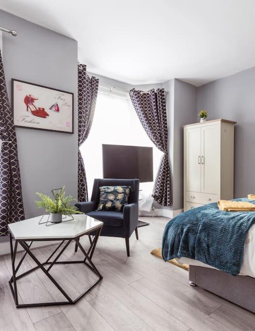 4 Bedroom House, 2 Min Walk From Station Лондон Екстер'єр фото