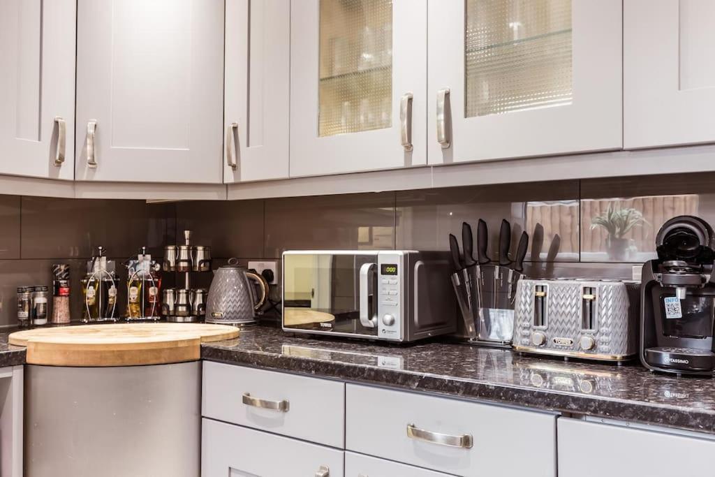 4 Bedroom House, 2 Min Walk From Station Лондон Екстер'єр фото