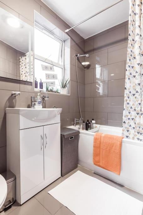 4 Bedroom House, 2 Min Walk From Station Лондон Екстер'єр фото